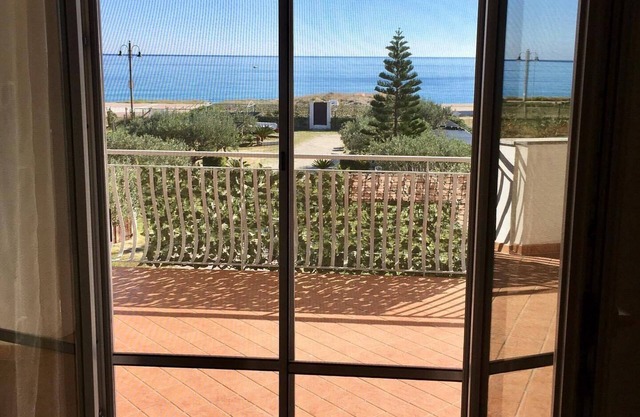 Villa Tigani: direct beach access breathtaking seafront view Nausicaa apartment
