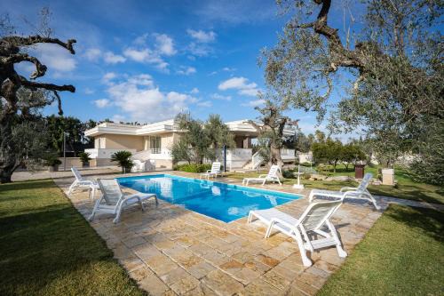 Villa Torricella Pool and Sunny Garden - Happy Rentals