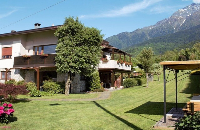 Villa Tre Cariole for 2 - with swimming pool, mountain and lake view