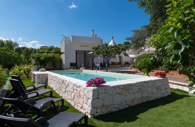 Villa 'Trulletti Gioia' with Private Pool, Wi-Fi and Air Conditioning
