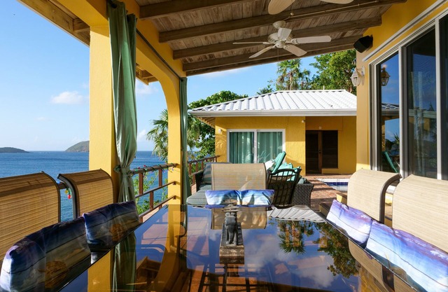 Villa Tryst, Waterfront Hull Bay Beach