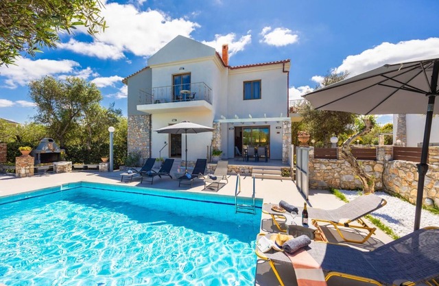 Villa Tzina - Three Bedroom Villa, Sleeps 6