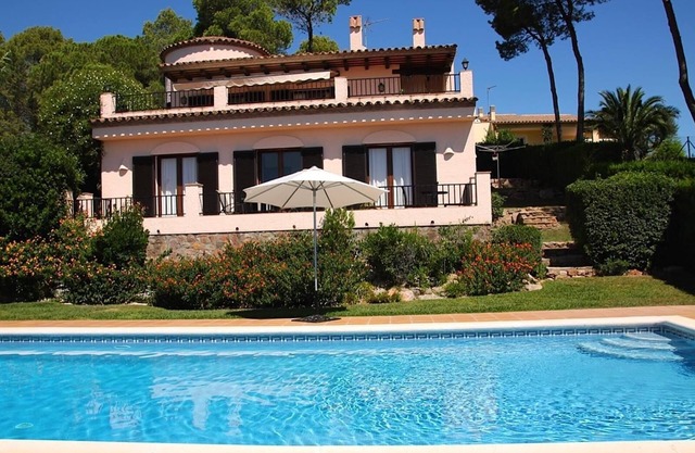 Villa Urgell with Pool, Wi-Fi, Terrace & Garden