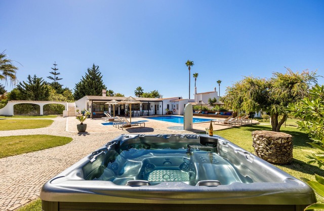 Villa Vale a Pena, for up to 40 people, near Carvoeiro.