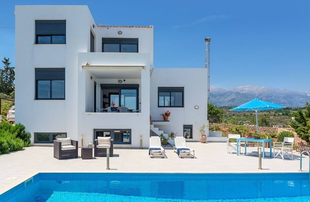 Villa Vamos - Four Bedroom Villa, Sleeps 8