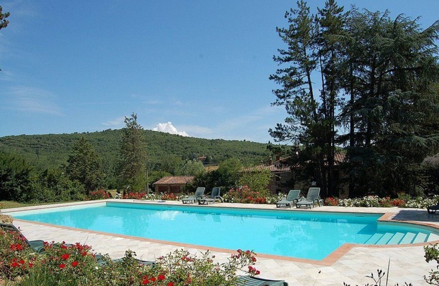 Villa Vanna: A characteristic and welcoming three-story historical villa surrounded by the greenery, with Free WI-FI.