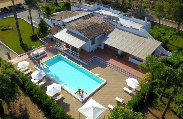 Villa Vetti, beautiful villa surrounded by greenery with swimming pool, a few km from the sea