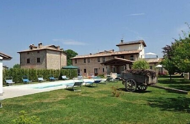 Villa Vezzosa A: A graceful apartment that is part of an ancient country house with strong character, which derives from it actually being restored from an old kiln, with Free WI-FI.