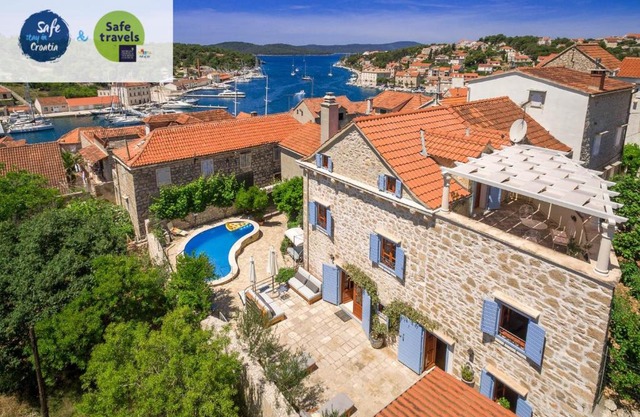Villa Vicina Heritage villa for 9,Milna - close to restaurants and shops