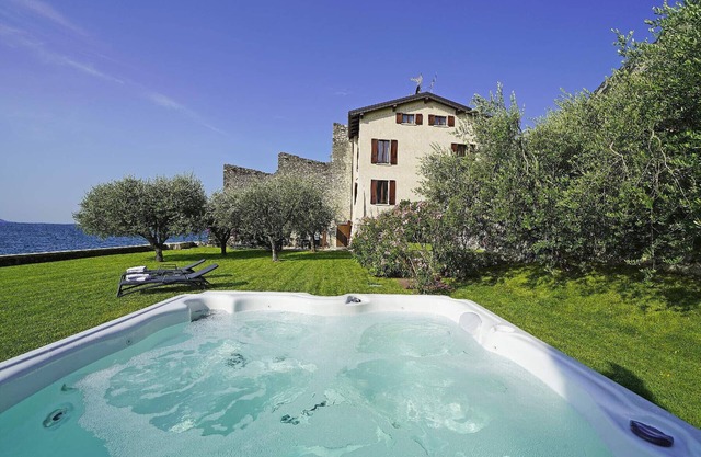 Villa Victoria Lake front