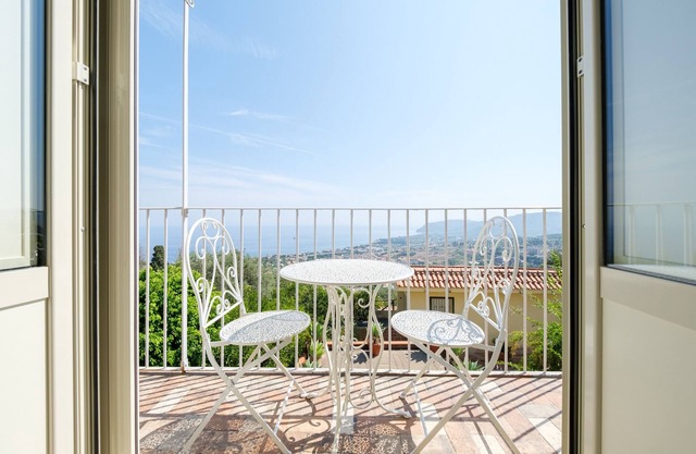 Villa 'Villamonte Colonna' with sea view, Wi-Fi and air conditioning