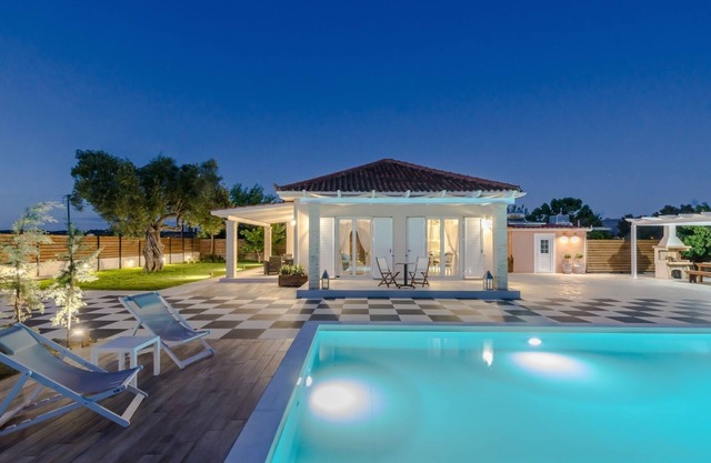 Villa Vineyard - 2-bedroom villa with private grounds, swimming pool and Jacuzzi.
