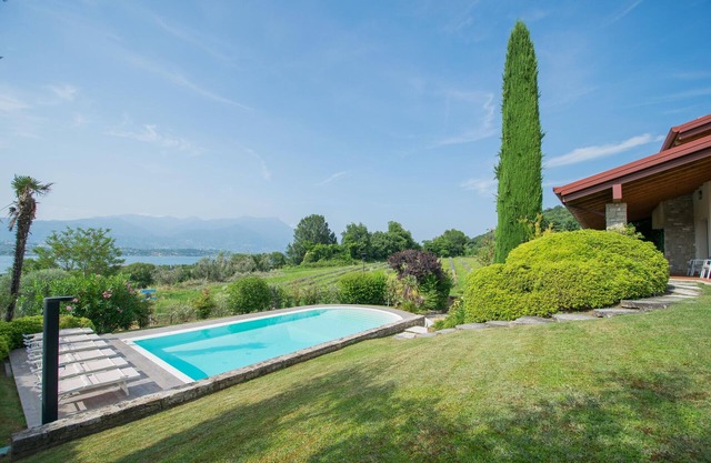 Villa Vittoria con Piscina e Vista Lago by Wonderful Italy