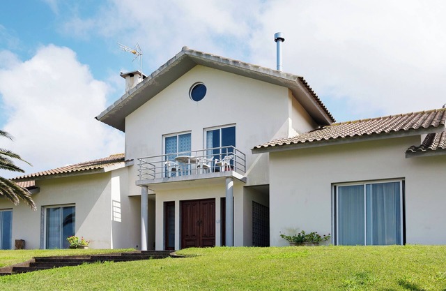 Villa 'Vivenda Do Monte' with Sea View, Shared Garden and Wi-Fi