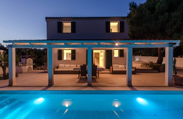 Villa Voga - Spacious Property - Seaview, Private Pool, Mediterranien Garden