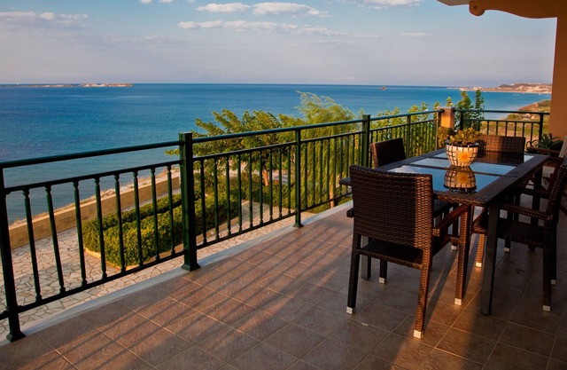 Villa Vounaria - direct access to an almost private beach