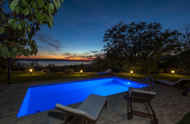 Villa Vrh Knježaka Beautifully decorated villa with heated pool