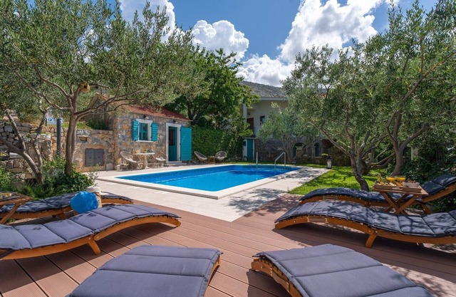 Villa Vultana with heated pool, 4 bedrooms, 3.5 bathrooms, 10 persons max