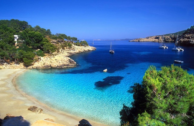 Villa with private swimming pool. Near the beach, ideal for families.