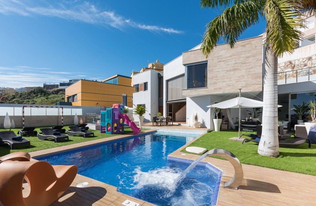 Villa with Sea Views, Pool, Gym, Cinema - HomeForGuest