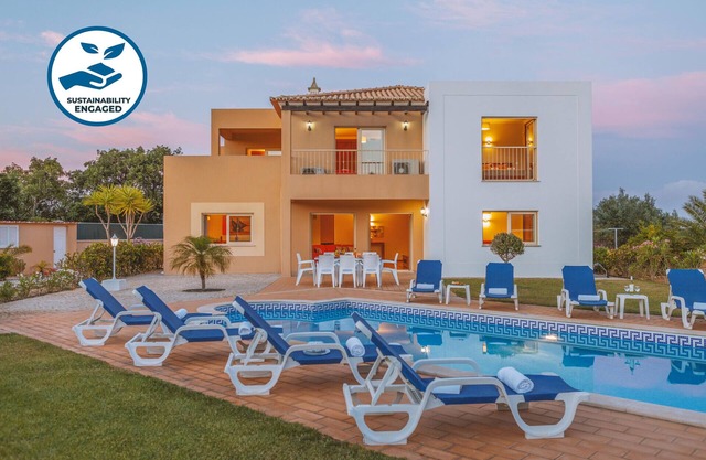 Villa w/heatable pool & BBQ between Galé and Guia