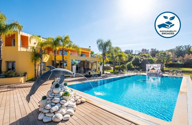 Villa w/pool, BBQ, sea view & private annex