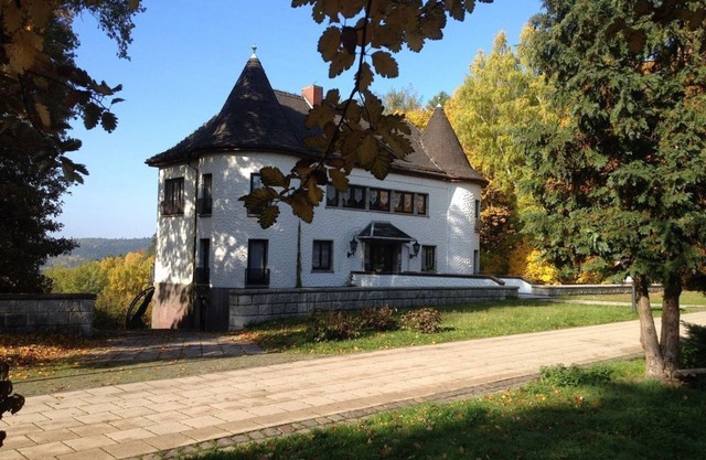 Villa Warzenburg, apartment 1 with panoramic mountain view and terrace. Vacation with a dog.