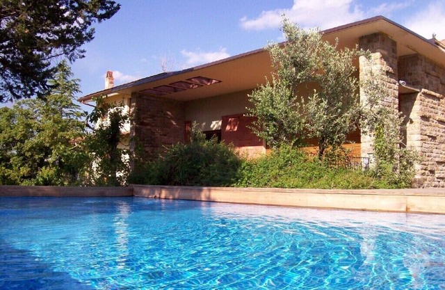Villa with pool, air conditioning, walking distance to town