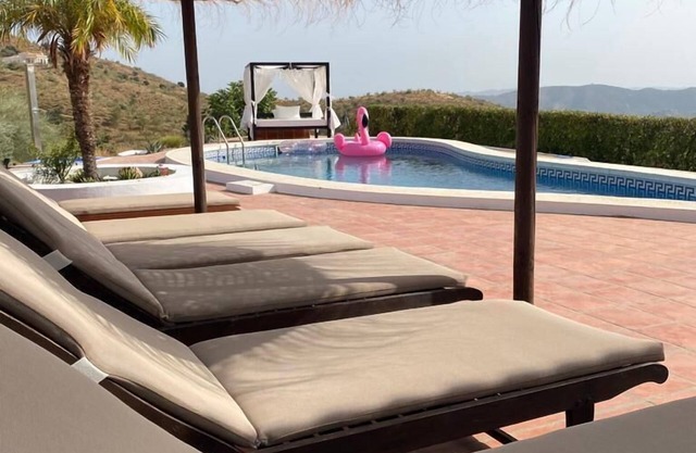 Villa with swimming pool, near the sea, for 8 people, fully equipped