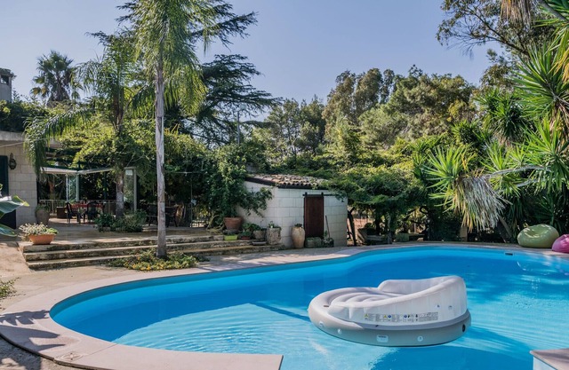 Villa with private pool and soccer field 5 bedrooms 5 bathrooms in Apulia m400