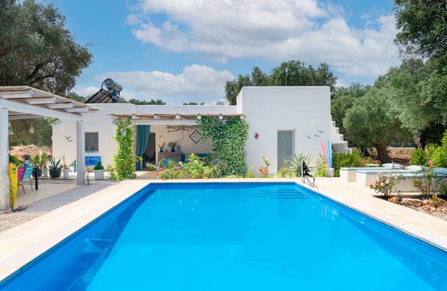 VILLA WITH POOL IN POUILLES