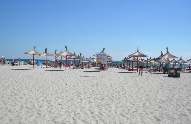Villa with 3 rooms,private terrace&entrance,pools acces,near sea,Mamaia north.