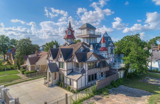 Villa with 8 bedrooms and heated swimming pool