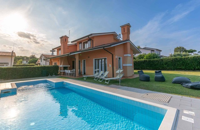 Villa with air conditioning, garden and pool