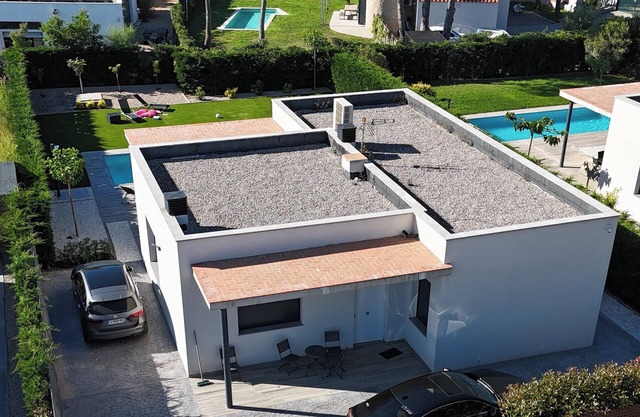 Villa with swimming pool 5 minutes walk from Mas Pinell beach!