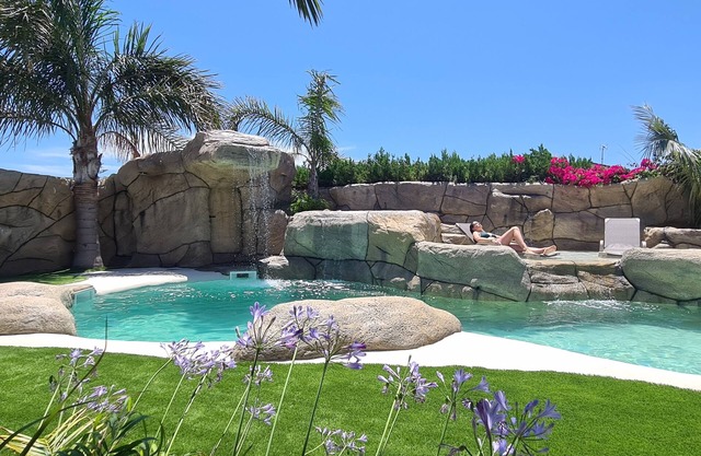 VILLA WITH GARDEN AND PRIVATE POOL HUTTE-002089-77
