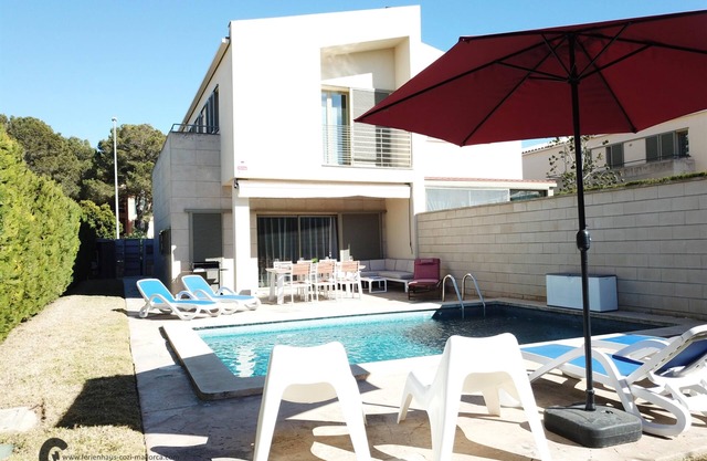 VILLA with garden and private pool in a quiet family residential area, air conditioning and wlan - Free Wifi