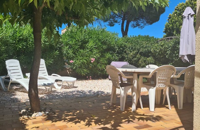 Villa with garden, bike, garage near sea and shops