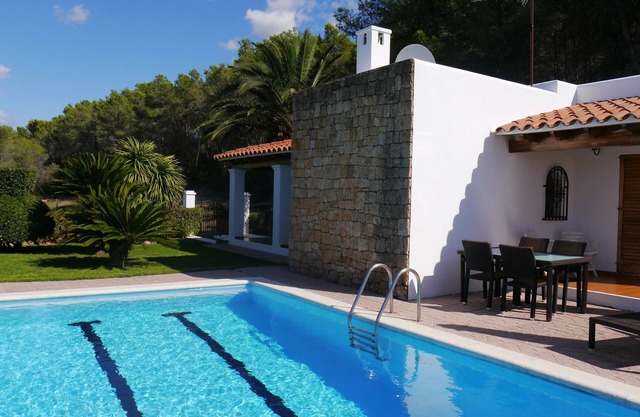 Villa with garden in Ibiza (San Rafael) ET0572E