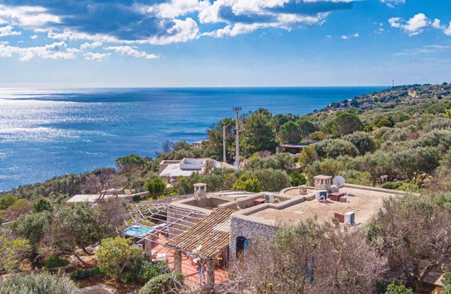 Villa with heated jacuzzi and 180° sea view