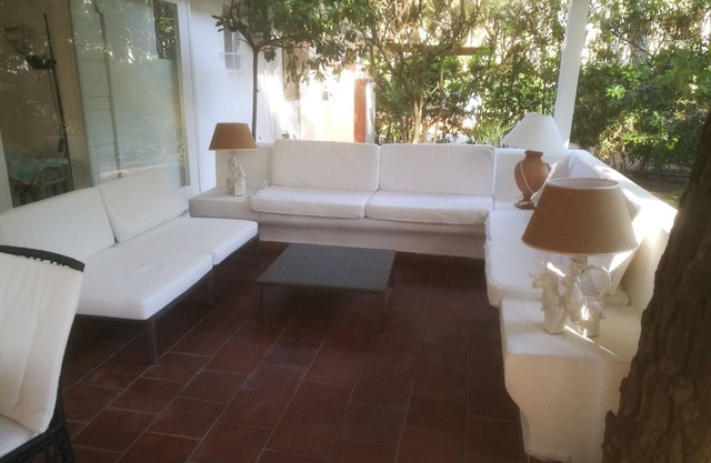 Villa with H24 guard, veranda, beach,