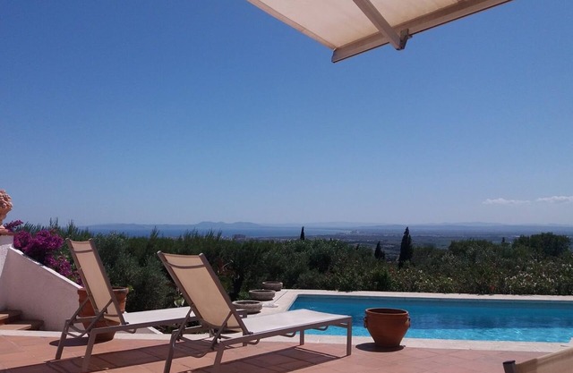 Villa with impressive views over the bay of Rosas & the Ampurdan plain