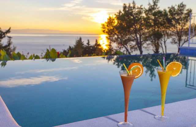 Villa with infinity pool, teracce and sea view, bbq, internet, two bedrooms