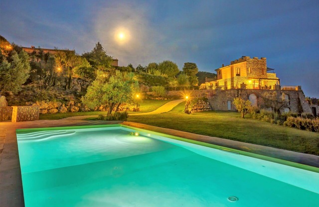 Villa with internet, private pool, A/C, TV, patio, panoramic view, parking, close to San Gimignano