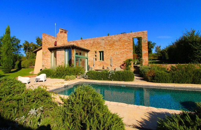Villa with private pool nestled in the hills of Pozzo della Chiana. Well-equipped kitchens, air cond