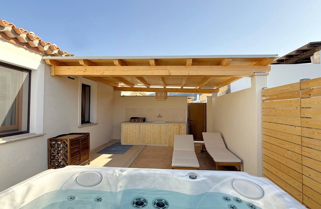 Villa with Jacuzzi, a few steps from the sea