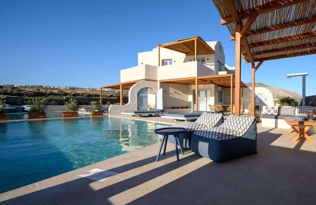 Villa with King Size Pool & Caldera View