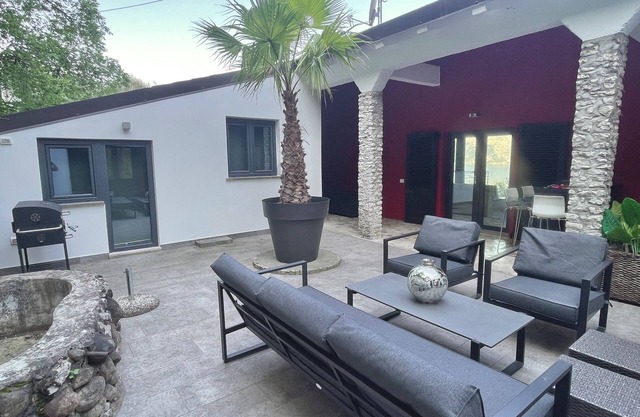 Villa with Lake Garda view, 240sqm, on 5000+sqm olive grove, air conditioning, parking spaces