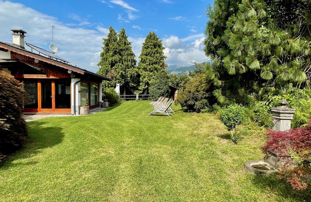 Villa with lake view, private garden and safe parking!