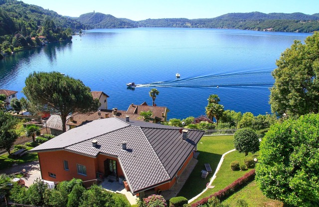 Villa with large garden and beautiful lake view FROM SATURDAY TO SATURDAY